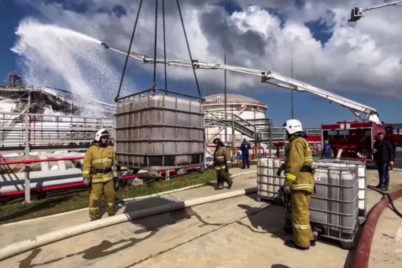 Беспилотники ночью атаковали два российских нефтеперерабатывающих завода 