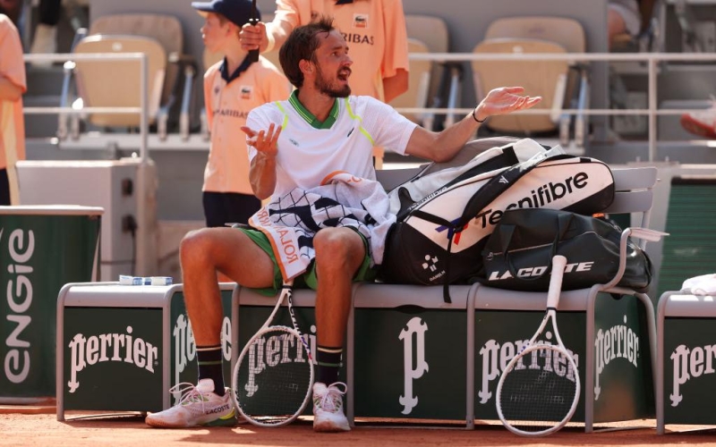 "Я наелся грунта еще после третьего гейма". Медведев порадовался завершению грунтового сезона после раннего вылета с "Ролан Гаррос"