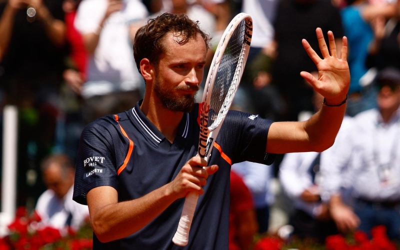 Медведев вслед за Рублевым вышел в четвертый круг на турнире в Риме