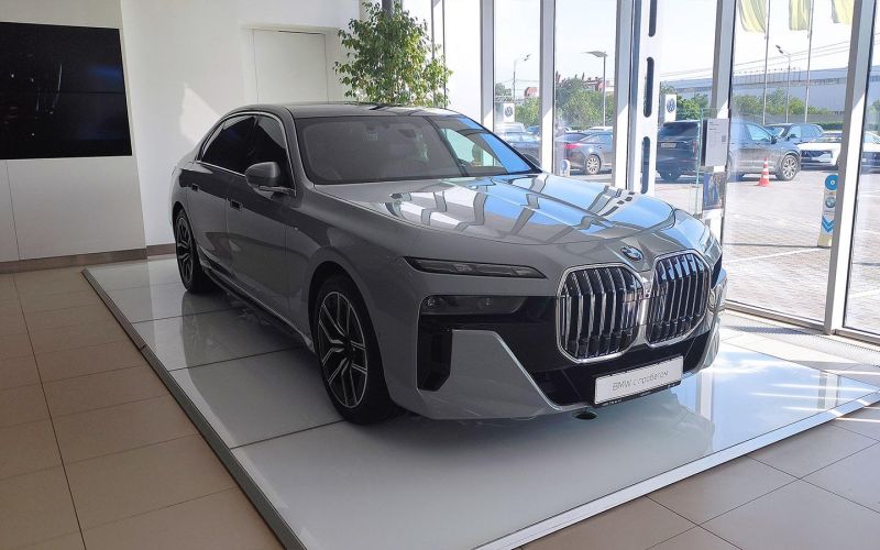 
            У дилеров кончаются ввезенные по низкому курсу машины. Что будет с ценами
        