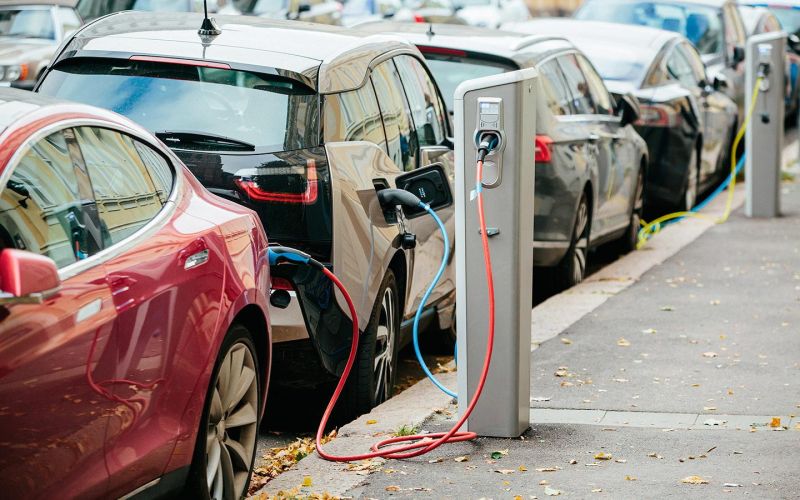 
            ЕС запретил поставки в Россию машин с двигателями объемом более 1,9 л
        