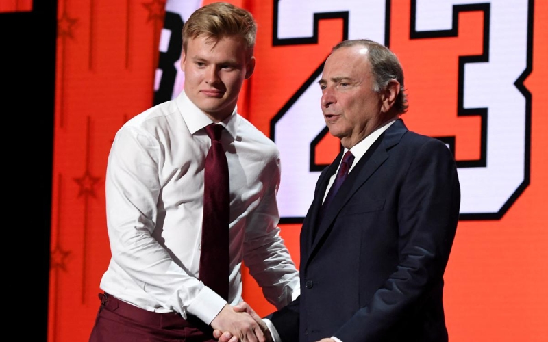 Клубы НХЛ выбрали 19 россиян на драфте в Нэшвилле