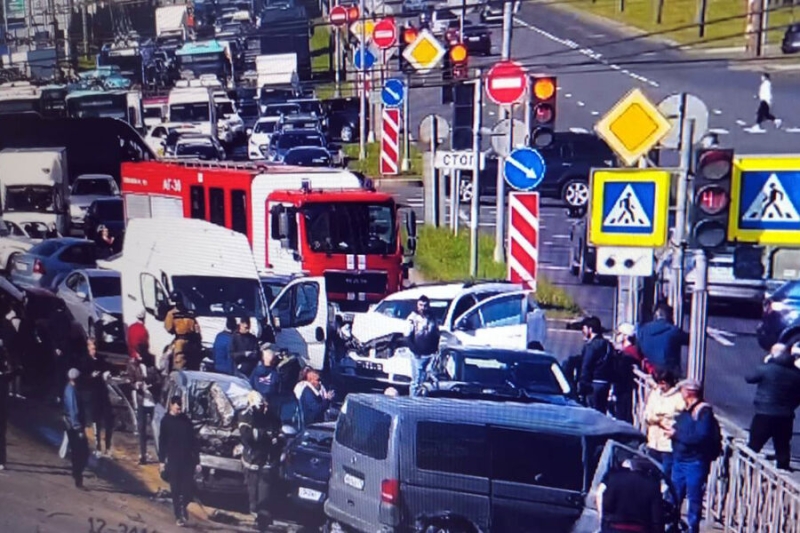 «Самосвал снес машины как кегли». 16 человек пострадали в массовом ДТП в Петербурге 