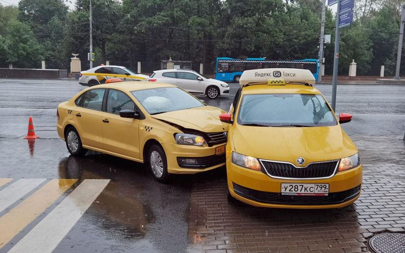 
            Таксистов попросили оставить без второй страховки. Почему это важно
        