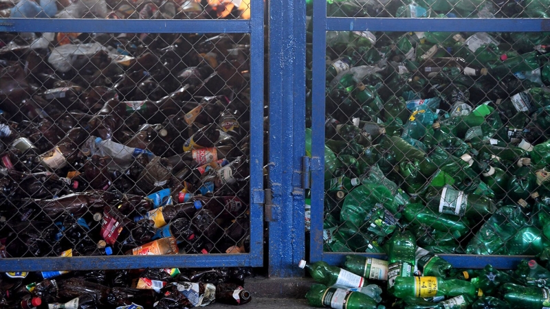 В России предложили запретить цветные пластиковые бутылки, пишут СМИ