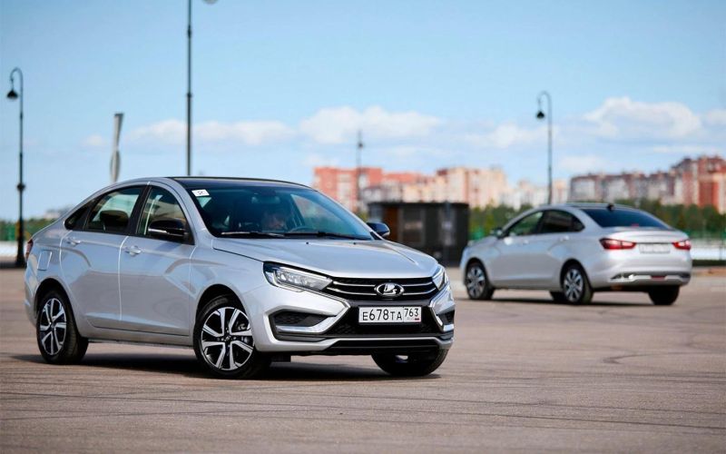 Автодилеры пожаловались на поставку «некомплектных» Lada Vesta