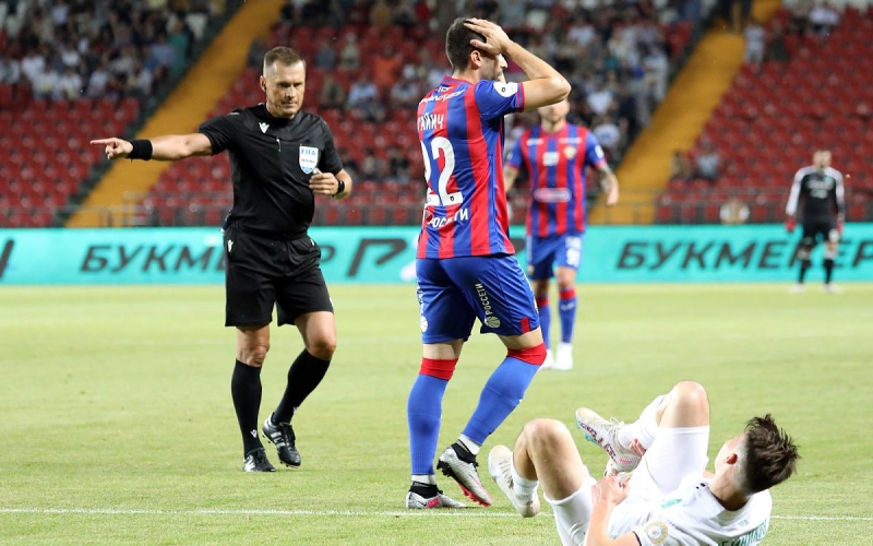 Пять пенальти и три удаления. ЦСКА победил "Ахмат" в скандальном матче
