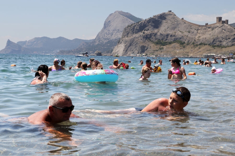 «Раз сказали, что безопасно, значит, безопасно»: как я отдыхала в Крыму, когда взорвали мост 