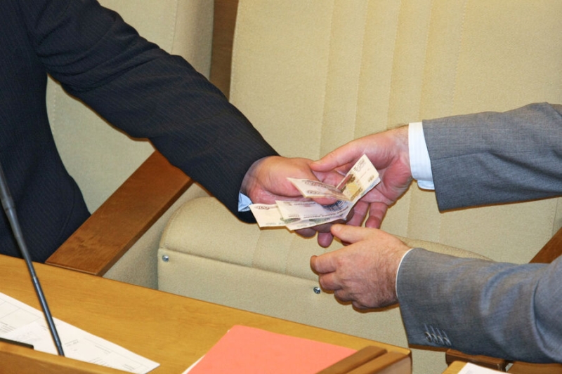 «Речь о суммах, не превышающих 10 тысяч». Как в России будут сажать за мелкие взятки 