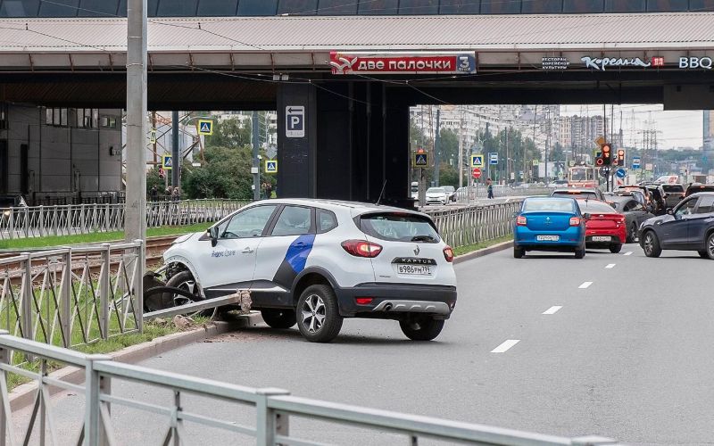 
            Водителей предупредили о штрафах за столкновение с ограждением
        