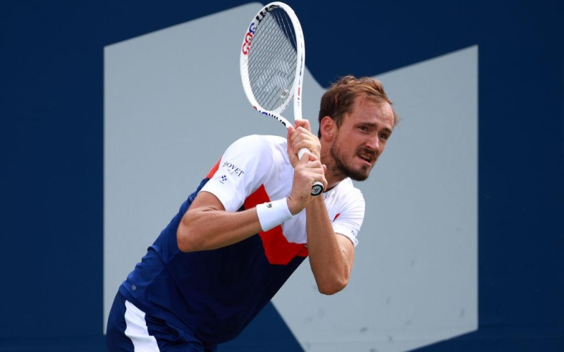 Даниил Медведев бросил ракетку в стену на тренировке. Видео