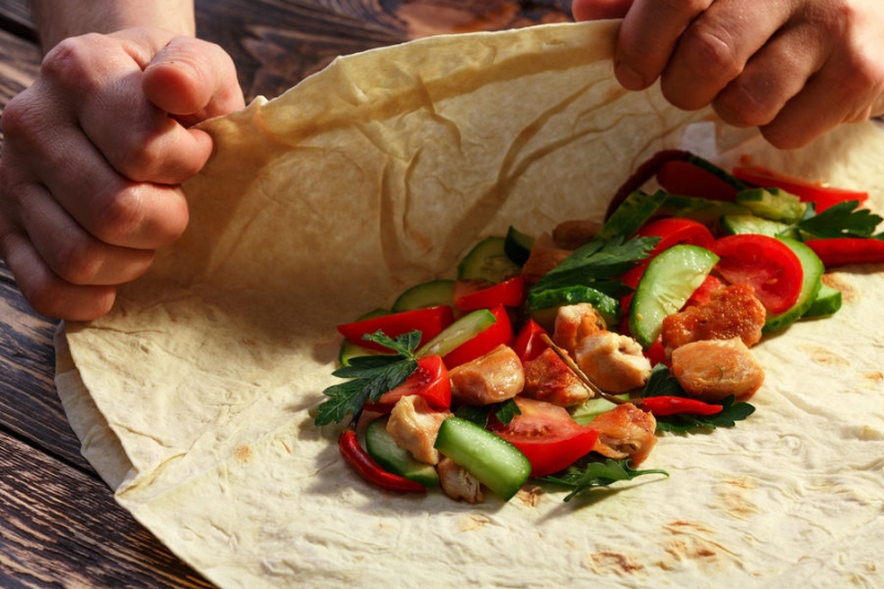 Хватило одного укуса. Число отравившихся шаурмой во Владимире достигло 76, «скорая» не справляется 