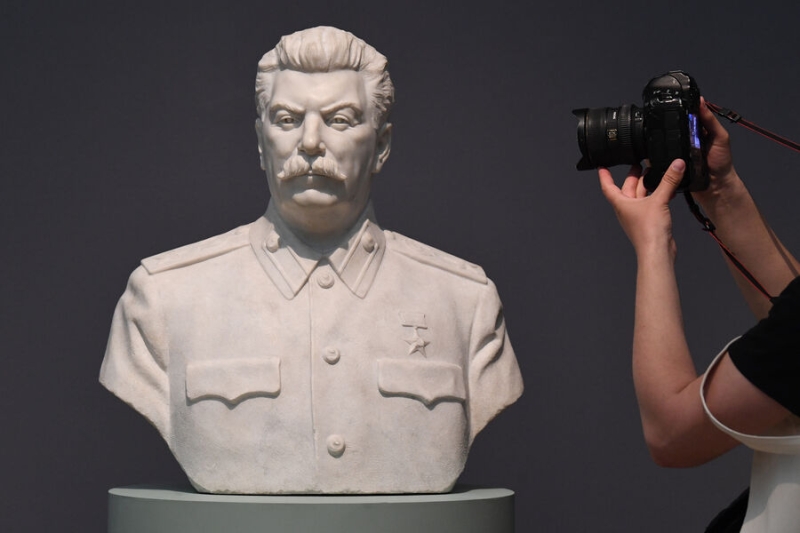 Не зверь, не тиран, не бездарь. Образ Сталина изменили для нового учебника истории 