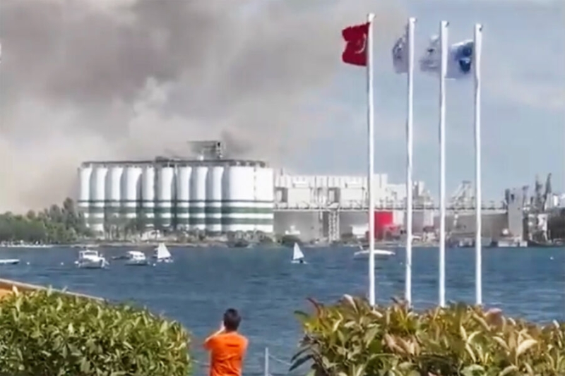 Взрыв в порту и пожар на химзаводе. В Турции произошло сразу два ЧП в один день