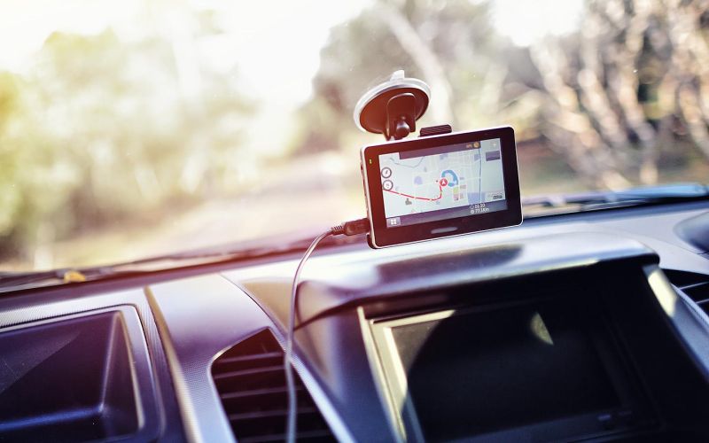 
            Глава ГИБДД исключил штрафы за использование гаджетов на лобовом стекле
        