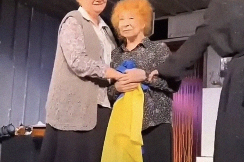 «Какой-то провокатор сунул мне флаг». Ахеджакову могут наказать за появление на сцене с флагом Украины 