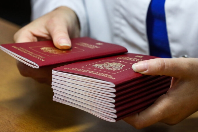 По стопам Белоруссии: Россия усложнит получение загранпаспорта за рубежом 