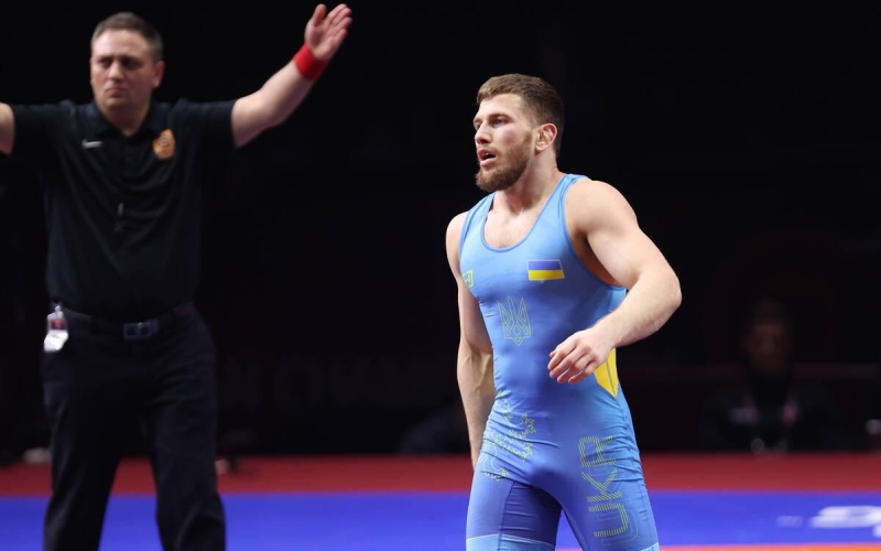 Второй украинский борец отказался от фото на пьедестале ЧМ с россиянином