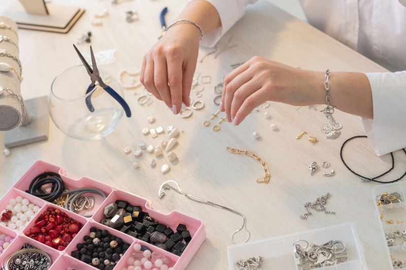 Вычислила любовницу по бусинке и начала зарабатывать в 13. Истории девушек с «бабушкиным» хобби 