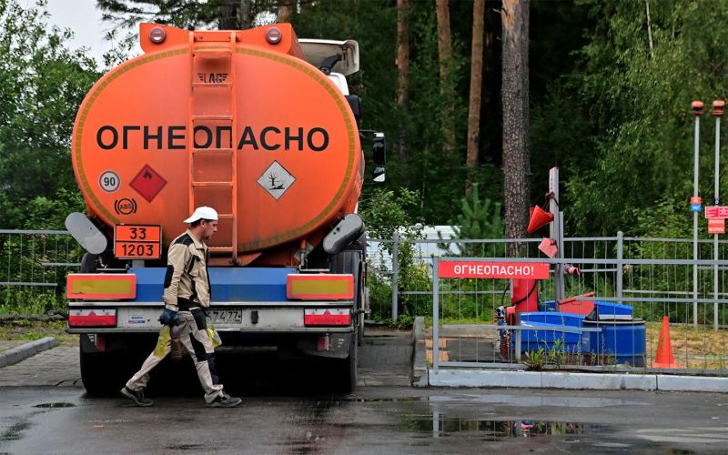 
            «Ждем очередную волну подорожания». Что будет c ценами на бензин в России
        