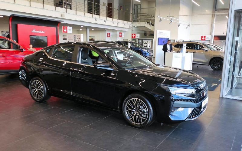 
            Дилеры нашли первого покупателя на «Москвич 6»
        