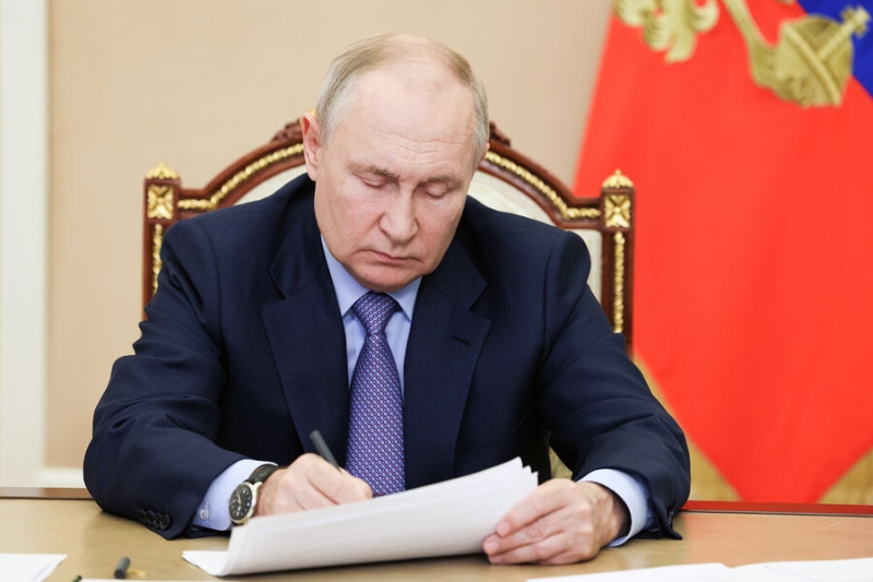 «Меры приняты, а цены растут!» Путин попросил разобраться со стоимостью бензина 