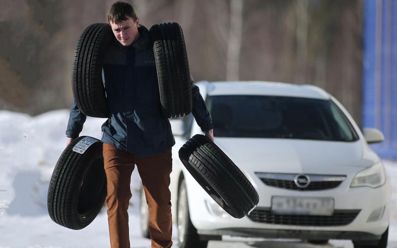 
            Водителям в Москве посоветовали срочно менять резину
        