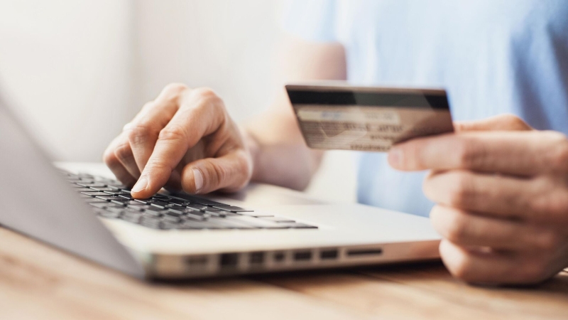 Адвокат предупредил о неожиданных долгах по кредитке