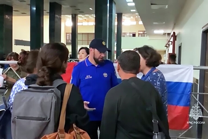 «Даже когда мы уезжали, бомбили»: россияне рассказали об эвакуации из Газы 