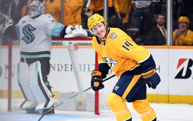 Игрок НХЛ получил клюшкой по лицу и лишился нескольких зубов. Видео