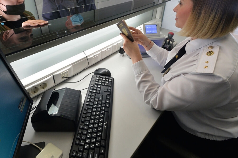 Иноагентам предложили запретить въезд в Россию. В Госдуме оценили идею 