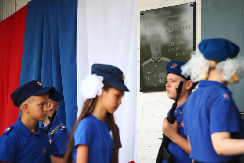 Мэр Пензы Басенко призвал отложить установку мемориалов участникам СВО в школах 