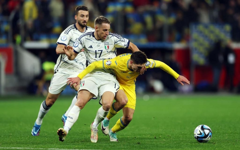 Судьи из России разошлись в оценке неназначенного пенальти в игре Украины