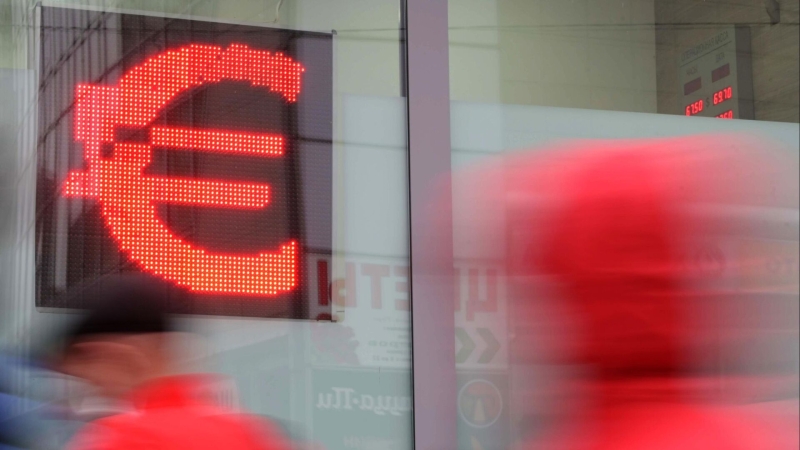 Курс евро впервые с 7 ноября вырос выше 99 рублей