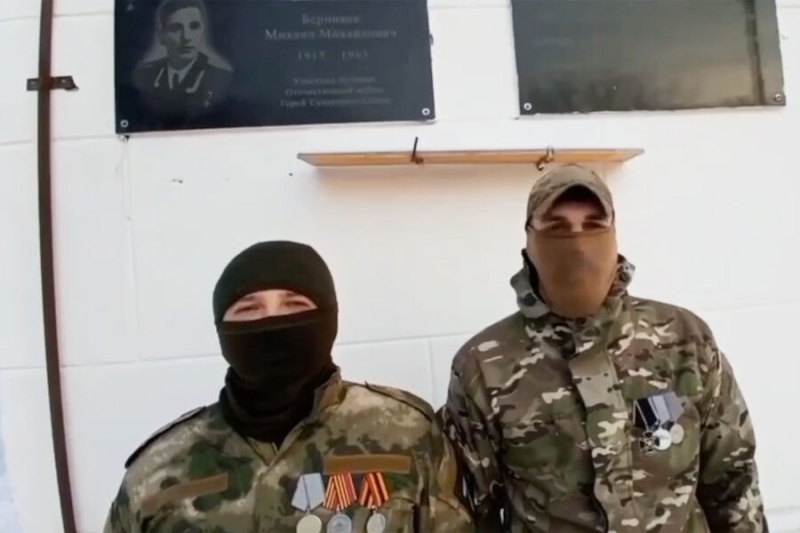 Мэр Омска Шелест объяснил отказ вешать памятную доску ветерану СВО в его школе 