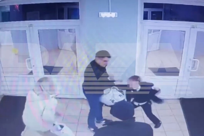 В Калининграде мужчина избил жену в школе на глазах у ребенка 