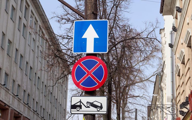 
            Знак «Одностороннее движение»: зона действия, какой штраф, что запрещает
        