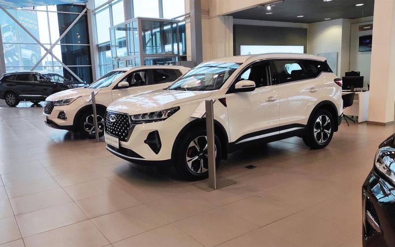 Дилеры начали распродажу машин 2023 года: что подарят водителям