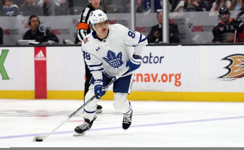 Клуб НХЛ «Торонто» заключил рекордный контракт с лучшим бомбардиром