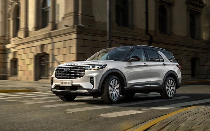 
            В России начали продавать обновленный Ford Explorer. Сколько он стоит
        