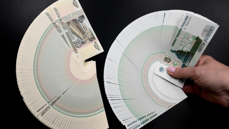 Аналитик раскрыл смысл игры с рублем, которую ведет Минфин