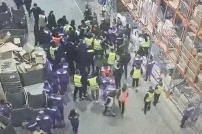 Драка на складе Wildberries могла завязаться из-за замечания о бороде сотрудника 