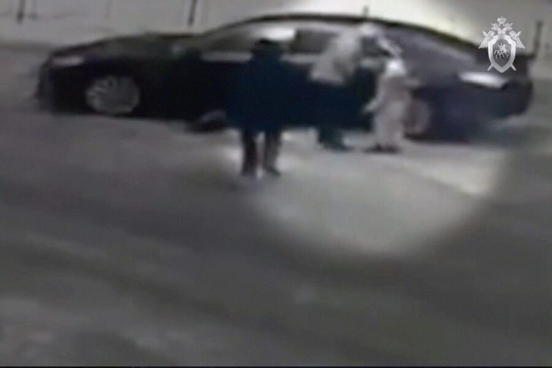 Неизвестный выстрелил в мужчину на глазах у детей около школы в Петербурге 