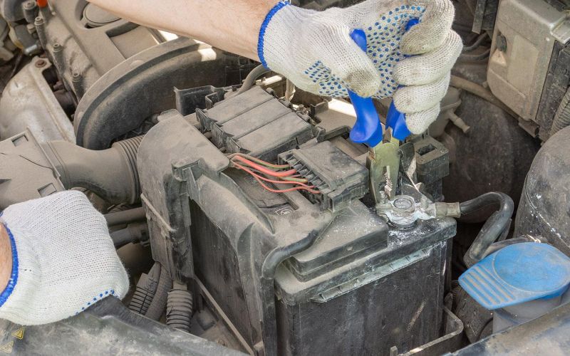 
            Как правильно снять аккумулятор с машины: какую клемму снимать первой
        