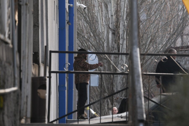 МВД: в Ереване три человека напали на отделение полиции и взорвали гранату 