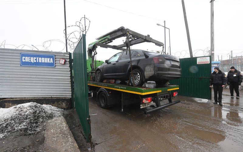 
            Сколько стоит забрать машину со штрафстоянки, кто и как может это сделать
        