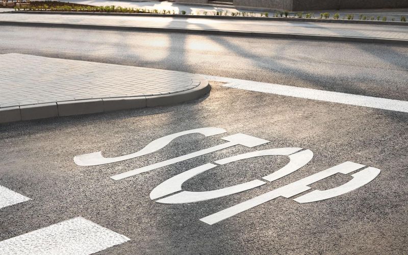 
            Что означает разметка в виде надписи «СТОП» на проезжей части
        