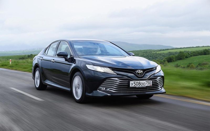 
            Дилеры назвали цены на автохиты 2022 года. Сколько стоят Camry и Polo
        