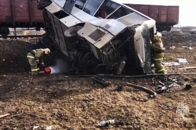 Губернатор Евраев: диспетчер переезда, где столкнулись поезд и автобус, был пьян 