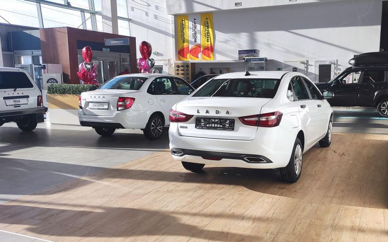 
            Lada с «автоматом» у дилеров: сколько стоит и как долго ждать. Репортаж
        